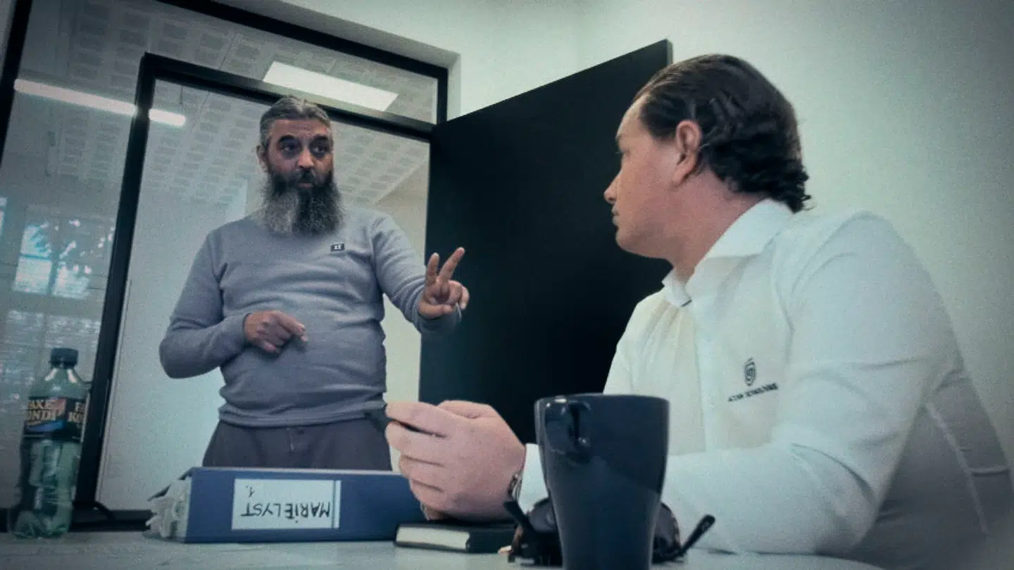 »Vi skal bruge den data, vi har, til at genkende mønstre i det net af forvirring, som den kriminelle underverden forsøger at kaste ud foran os,« skriver erhvervsminister Morten Bødskov. På billedet ses bandidosrockeren Fasar og Martin Malm i dokumentarserien »Den sorte svane«.