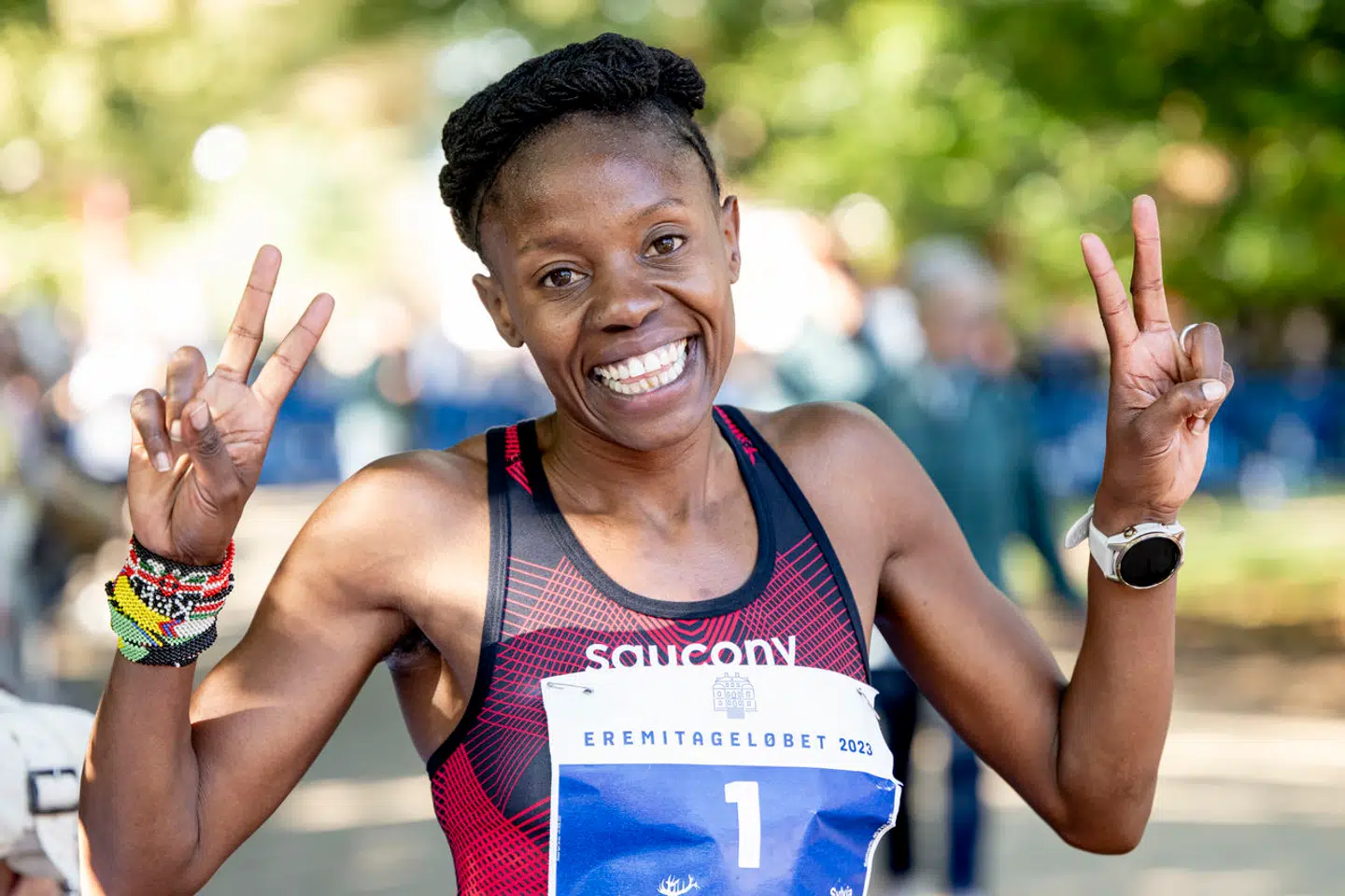 En humørsprudlende Sylvia Kiberenge fejrer sin syvende sejr i sidste års Eremitageløb.
