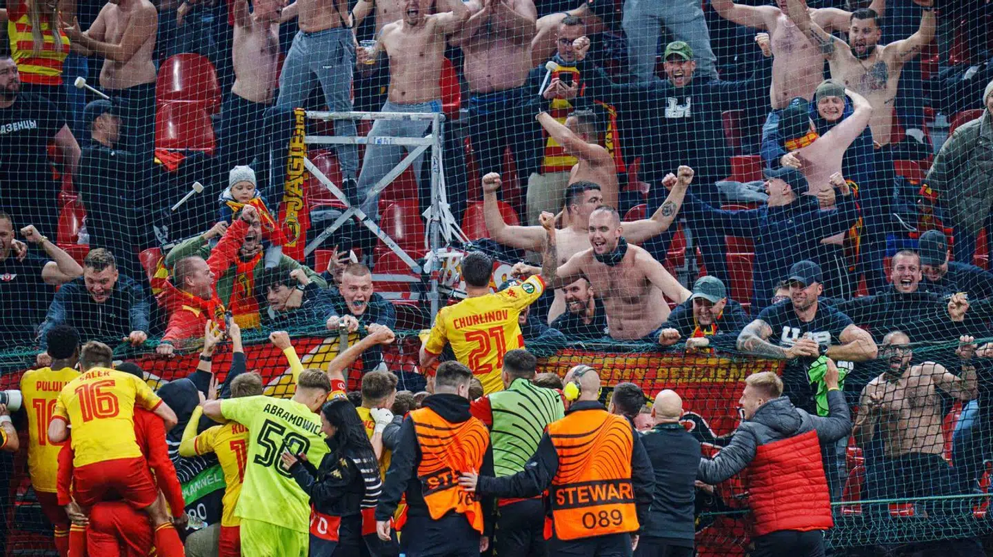 Jagiellonias fans jubler efter den overraskende 2-1-scoring dybt inde i dommerens tillægstid. Efter opgøret udbrød der ballade udenfor Parken.