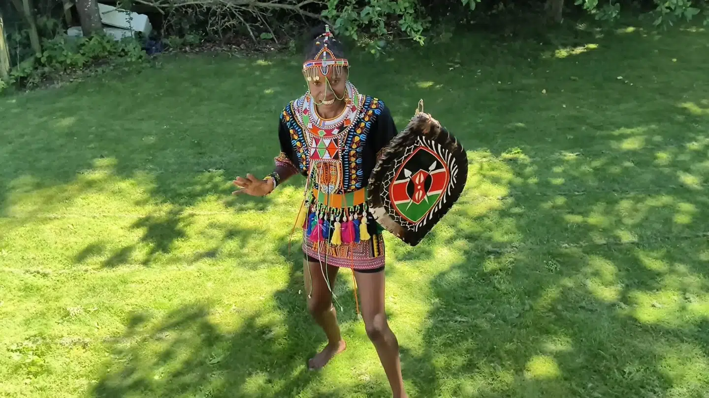 Sylvia Kiberenge i Maasai-festdragt i sit hjem uden for Køge.