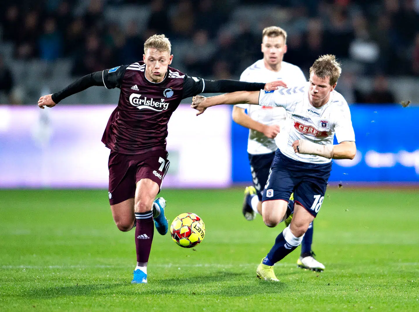 FC Københavns Victor Fischer mod AGF's Jesper Juelsgård i 3F Superligakampen mellem AGF og FC København på Ceres Park i Aarhus , mandag 28. oktober 2019.. (Foto: Henning Bagger/Ritzau Scanpix)