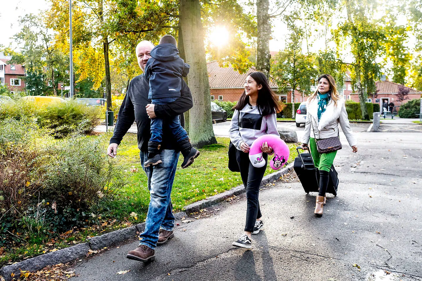 Oktobersolen stråler, da familien er på vej hjem til lejligheden i Køge.