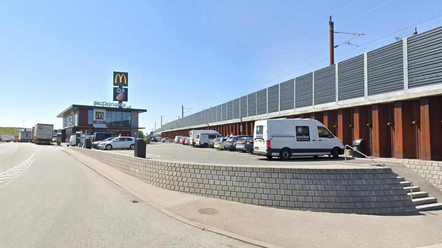 Skuespilleren modtog blandt andet en af picnickurvene med mindst 13 kilo kokain på denne parkeringsplads ud for McDonald's i Karlslunde sydvest for København,