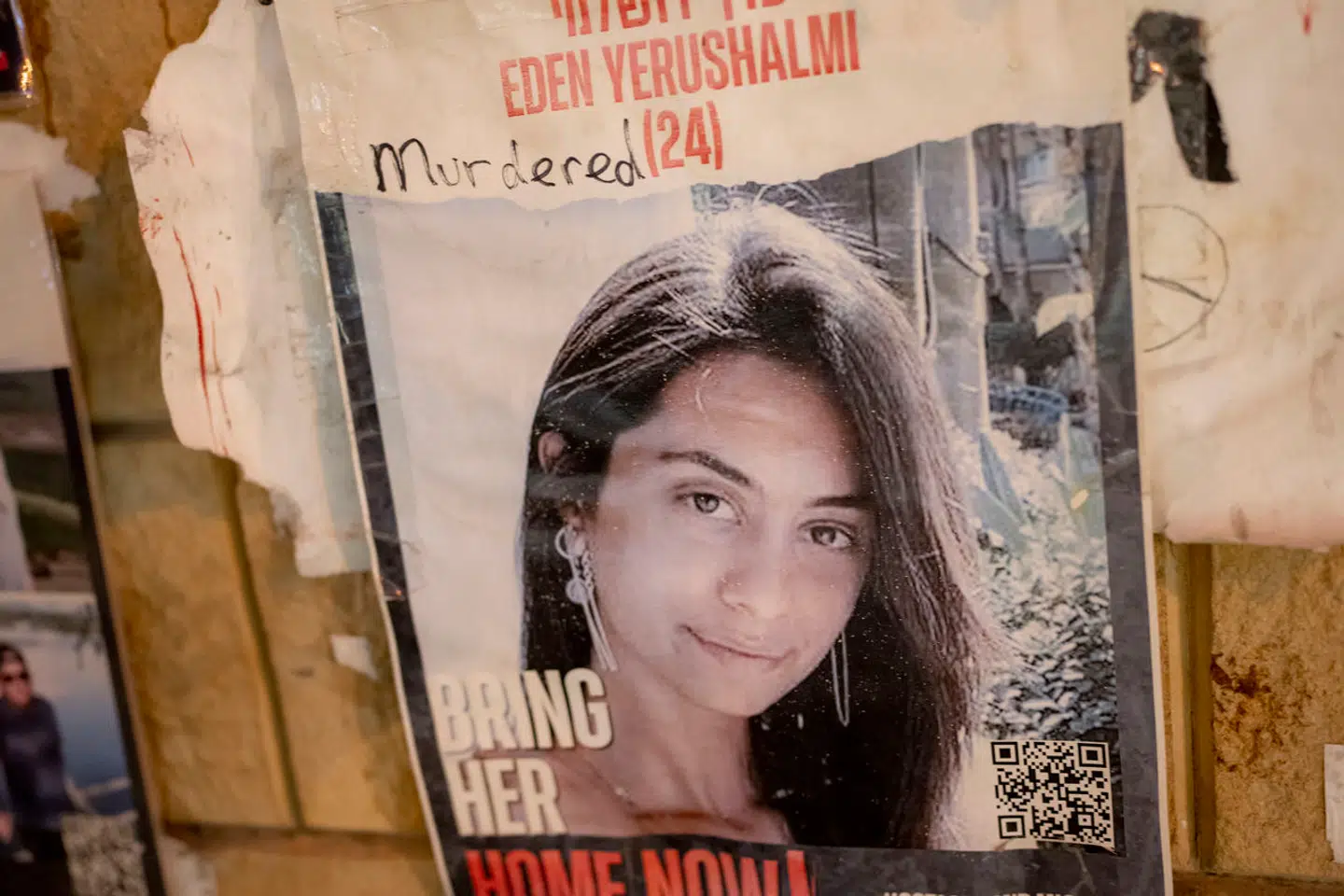 »Mellemfolkeligt Samvirke har tydeligt og konsekvent fordømt Hamas' brutale terrorangreb mod Israel, hvor 1.195 mennesker blev dræbt og 251 taget som gidsler. Drab, bortførelser og overgreb mod civile er krigsforbrydelser og kan ikke legitimeres,« skriver Tim Whyte. På en facade i Tel Aviv hænger billeder af de gidsler, Hamas tog 7. oktober sidste år.