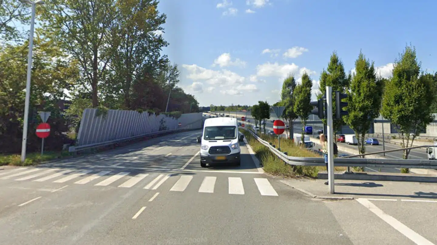 Det var i dette lyskryds i Buddinge, at biltyven var tæt på at ramme en dagplejemor med fire børn i barnevognen, da han kørte over for rødt.