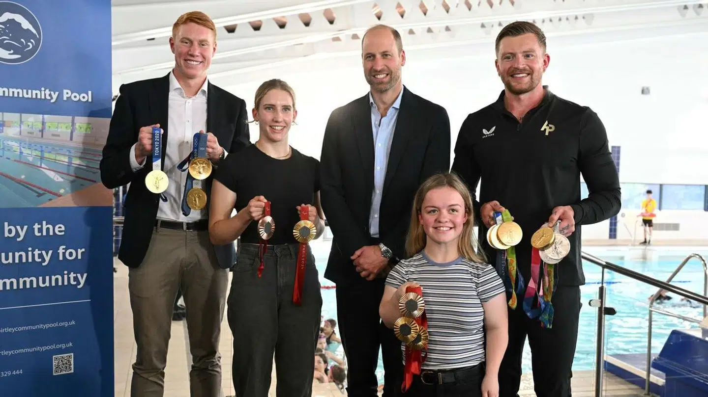 Prins William mødte torsdag en række britiske svømmere. Heriblandt Adam Peaty, Tom Dean, Maisie Summers-Newton og Louise Fiddes, som han her er fotograferet med.