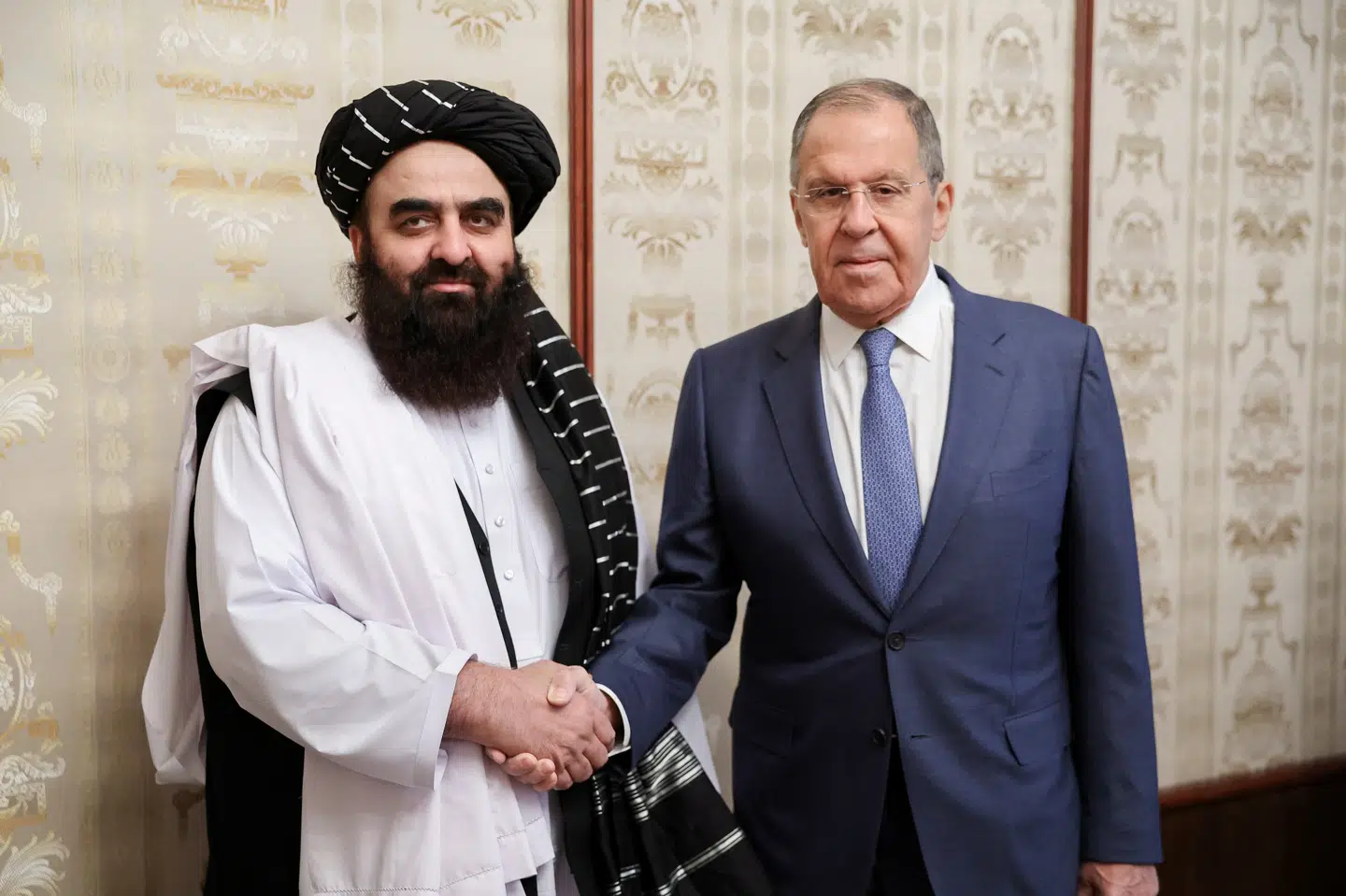 Ruslands udenrigsminister, Sergej Lavrov, (th.) mødes med Afghanistans fungerende udenrigsminister fra Taleban, Amir Khan Muttaqi, i Moskva fredag.