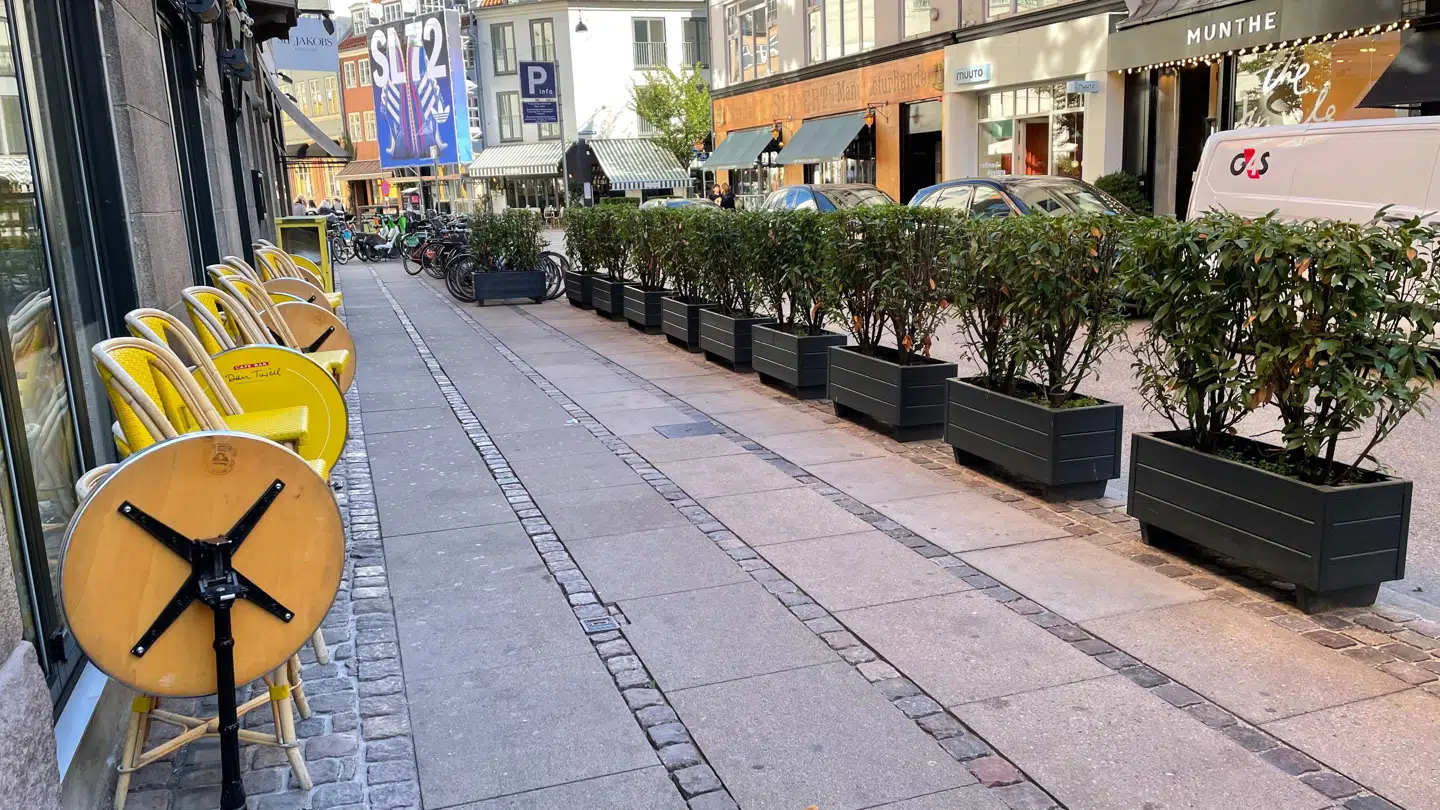 Lars Seier Christensen har udvidet sit fortov ude foran Café Dan Turell (de to rækker foran blomsterkasserne), men han kan ikke få lov til at stille stole og borde på fliserne.