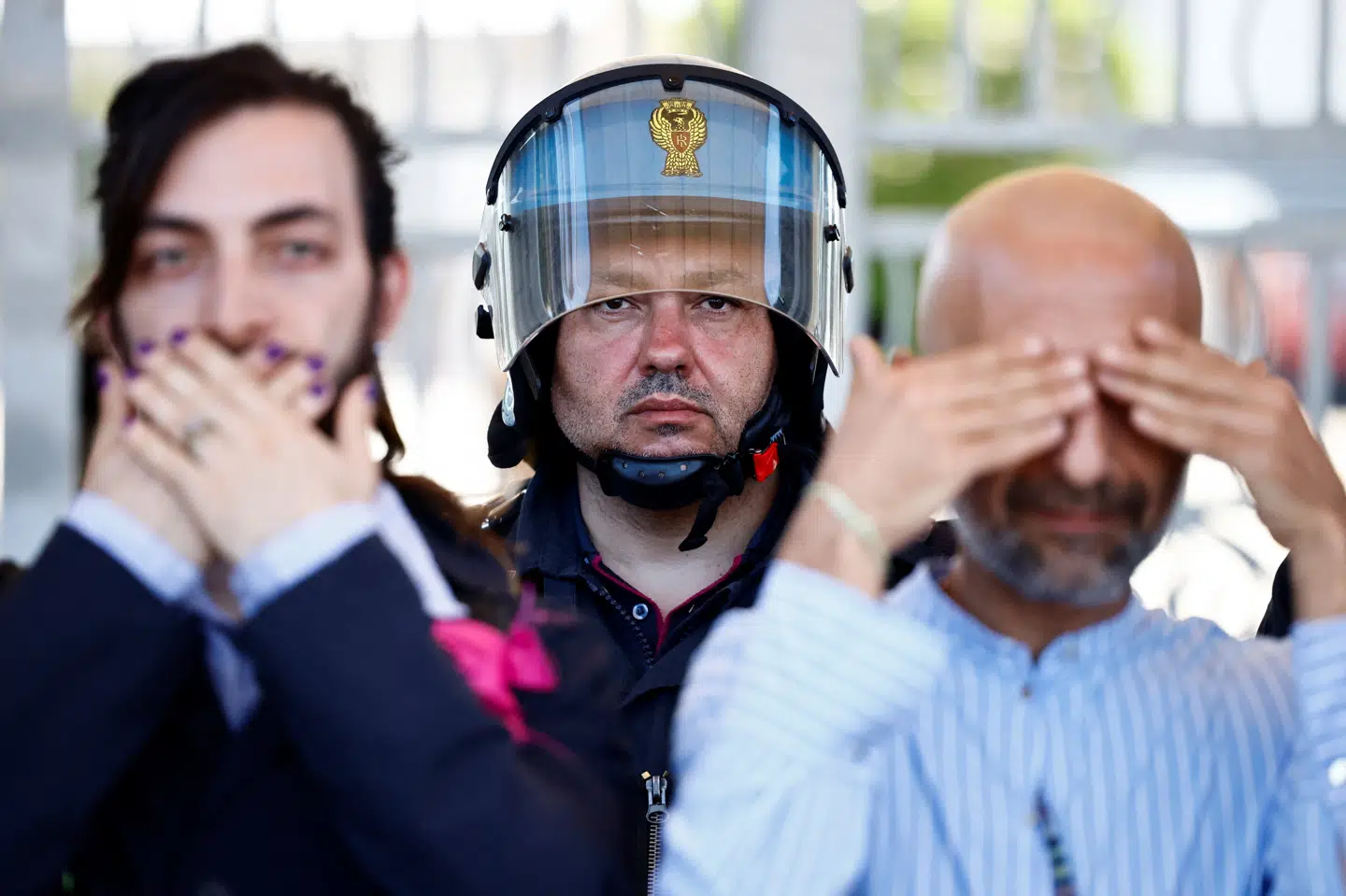 En politimand ser til, mens medlemmer af klimabevægelsen Extinction Rebellion demonstrerer i den italienske by Bari i forbindelse med et G7-topmøde i juni. (Arkivfoto)