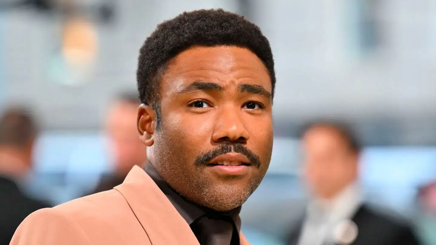 Den kendte rapper Childish Gambino, med det borgerlige navn Donald Glover, skriver på X, at han aflyser en række koncerter grundet sygdom. Efter planen skal han spille i Danmark til November.