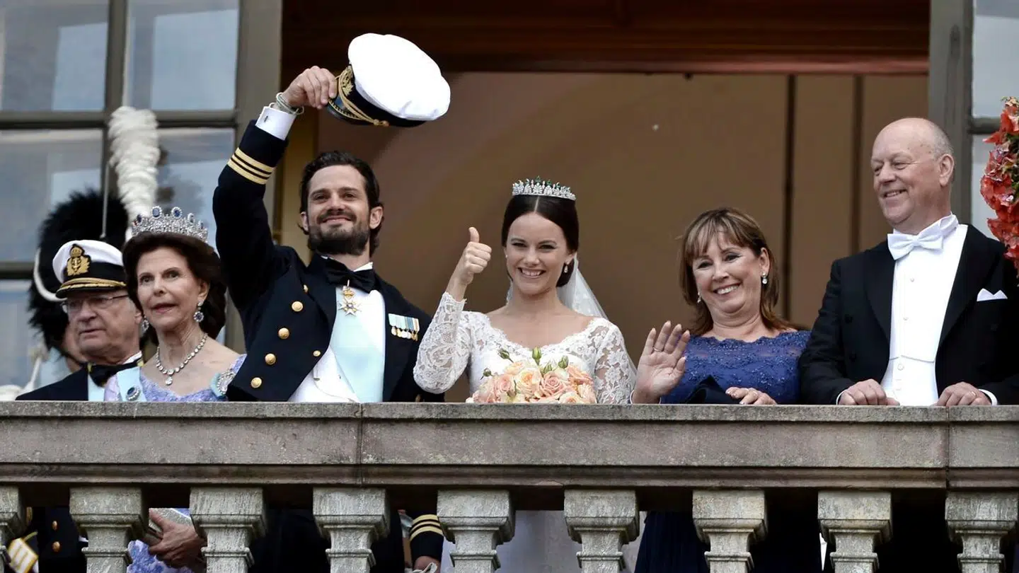 Da prinsesse Sofia til brylluppet med prins Carl Philip i 2015 giftede sig ind i det svenske kongehus, havde hun forældrene Marie og Erik Hellqvist ved sin side, mens kong Carl Gustaf og dronning Silvia var ved deres søns side.