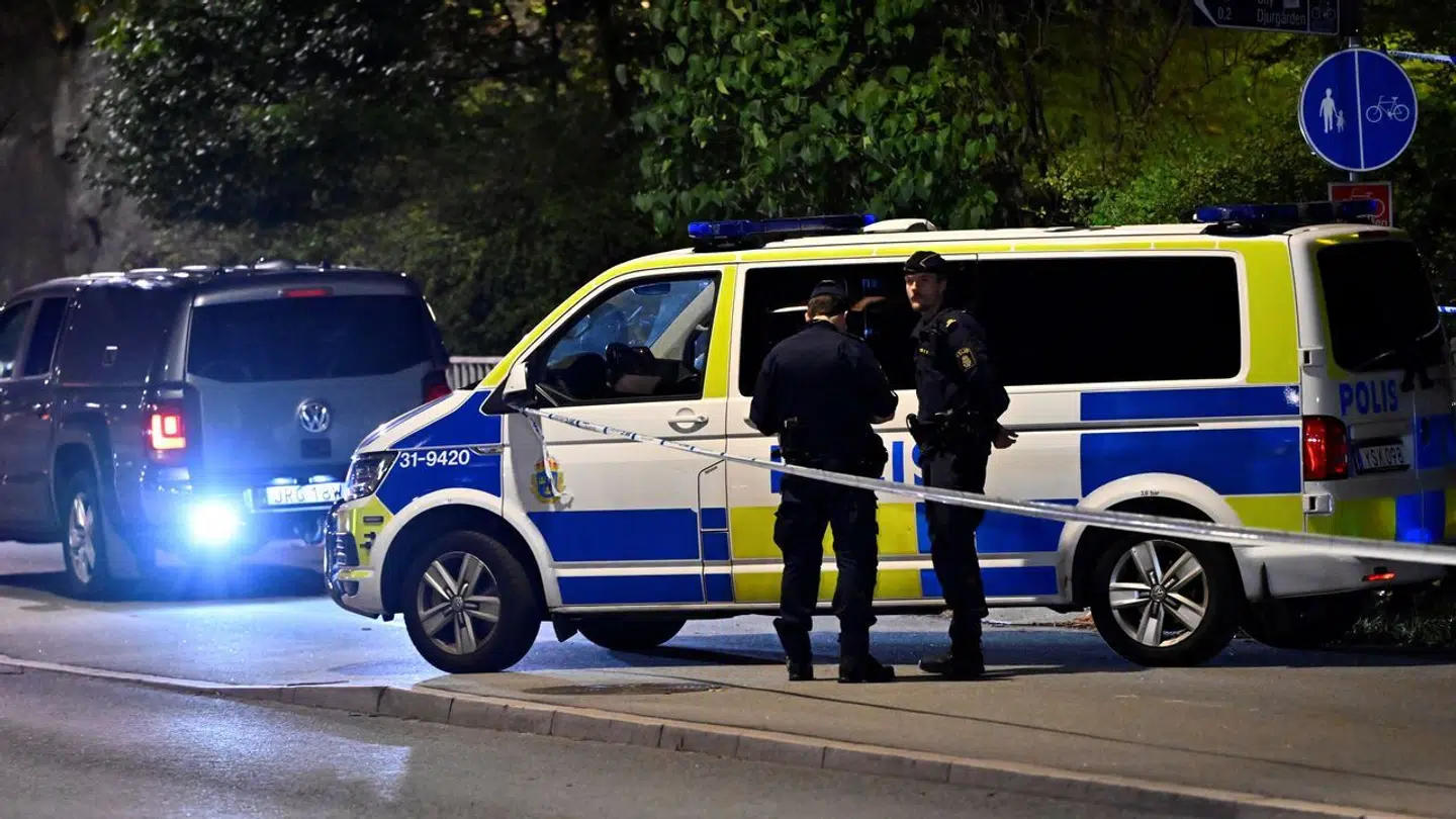 Svensk politi til stede ved den israelske ambassade efter skyderi tirsdag aften.