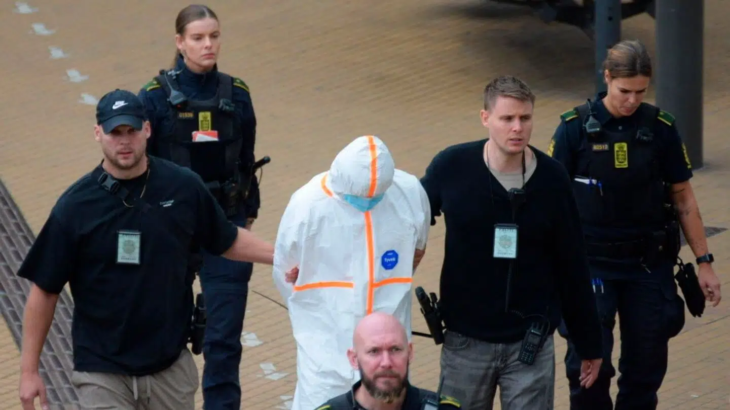 En af de sigtede teenagere føres væk fra Københavns Hovedbanegård onsdag.