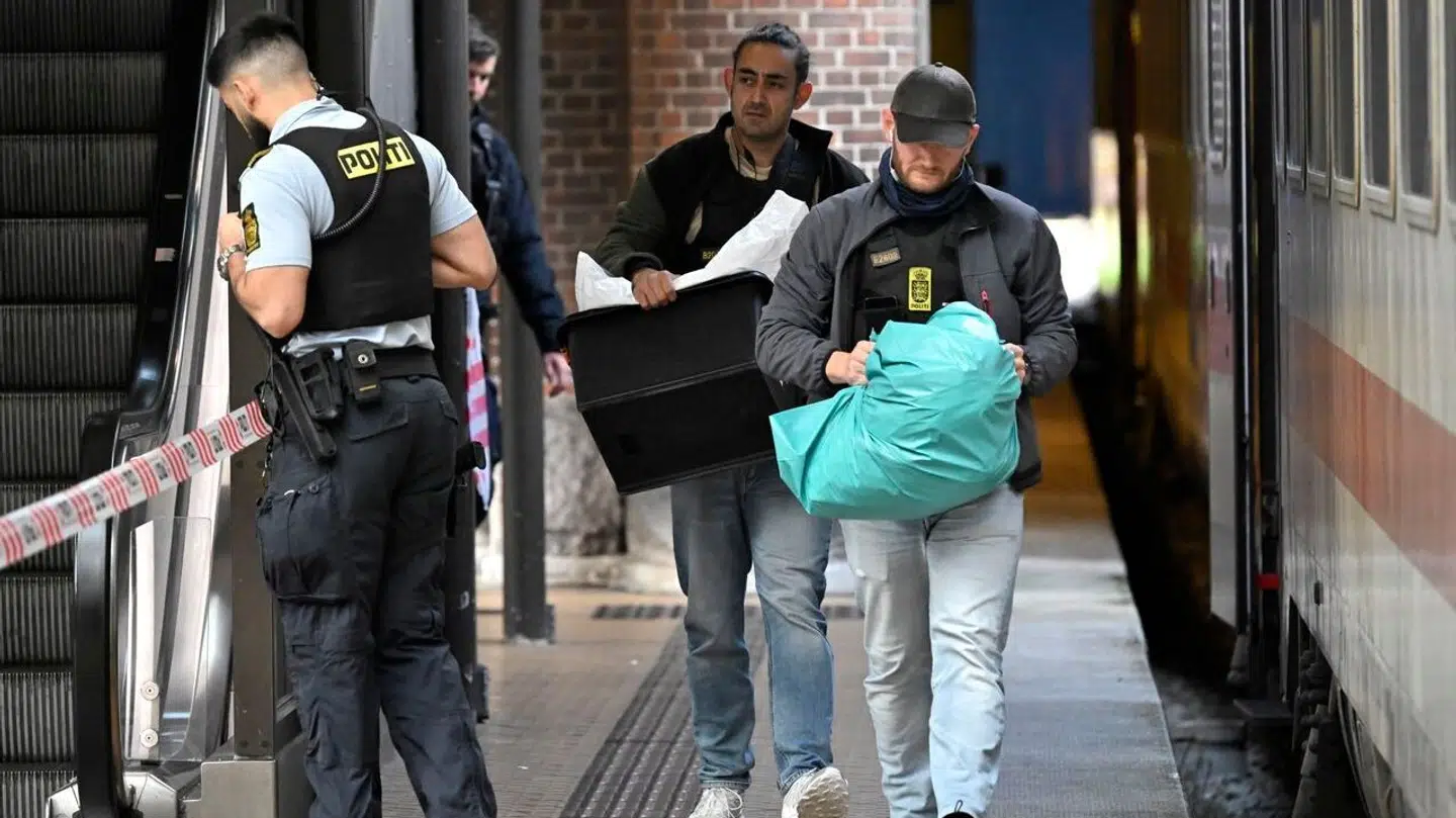 De to teenagere er mistænkt for at have været i besiddelse af i alt fem håndgranater og for at have detoneret to af dem nær den israelske ambassade. De nægter sig skyldige.