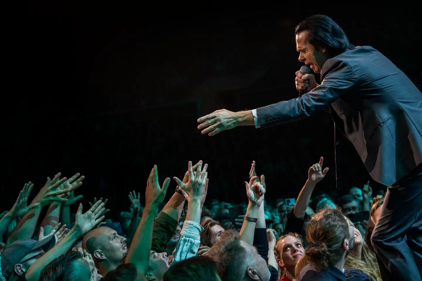 Lørdag aften gæstede 67-årige Nick Cave Royal Arena, hvor han igen og igen beviste, at han mere end nogen anden behersker forførelsens kunst.