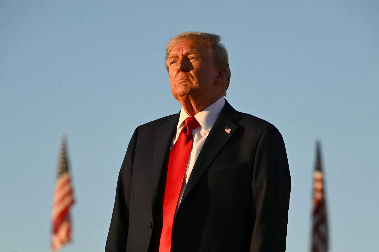 Tidligere præsident og nuværende republikansk præsidentkandidat Donald Trump ser ud over vælgerne til et møde i Butler natten til søndag dansk tid.