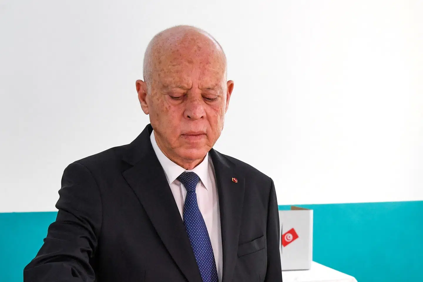 Kais Saied stemmer ved præsidentvalg i Tunesien søndag.