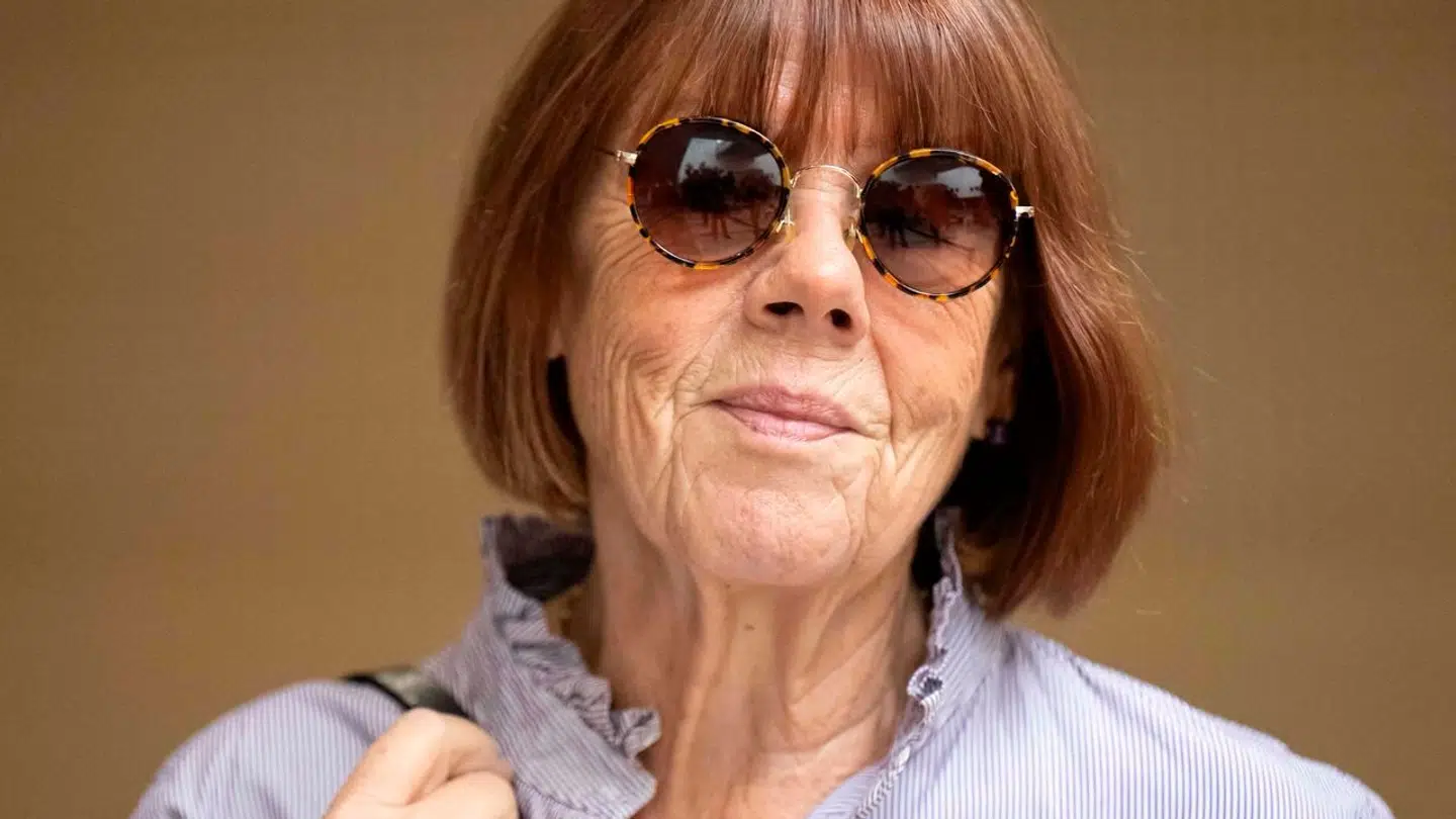 Gisele Pelicot fotograferet uden for retsbygningen i Avignon, hvor sagen mod hendes eks-mand og hendes øvrige formodede overgrebsmænd kører i øjeblikket.