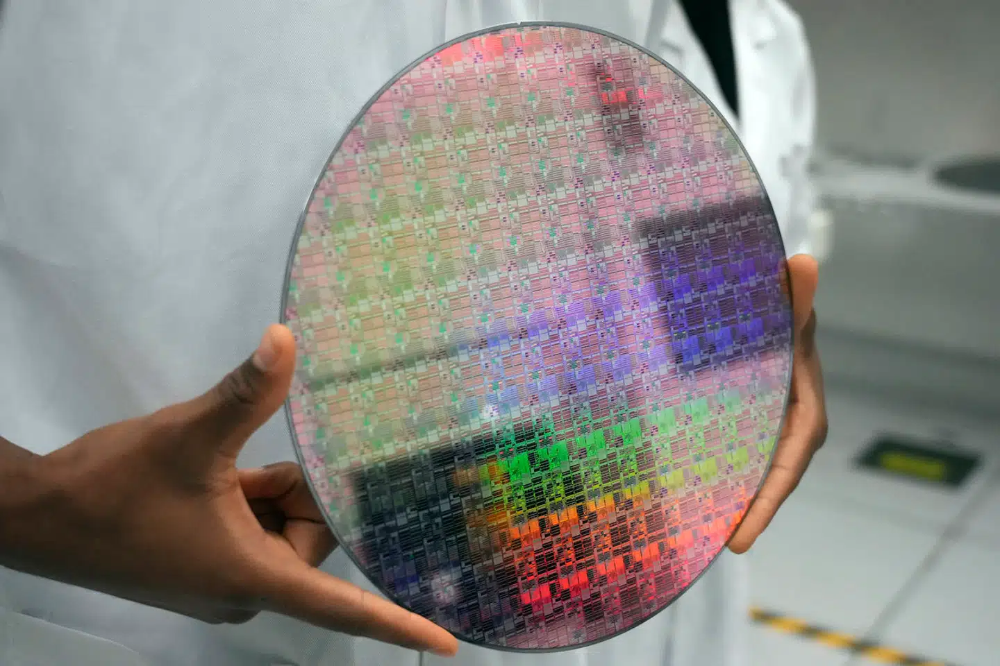 Det er på mikroplader af silicium som denne, at de vigtige chip, der er »hjernerne« i avanceret teknologi og elektronik, bliver fremstillet. Nu er der risiko for, at et vigtigt materiale i fremstillingen mangler.