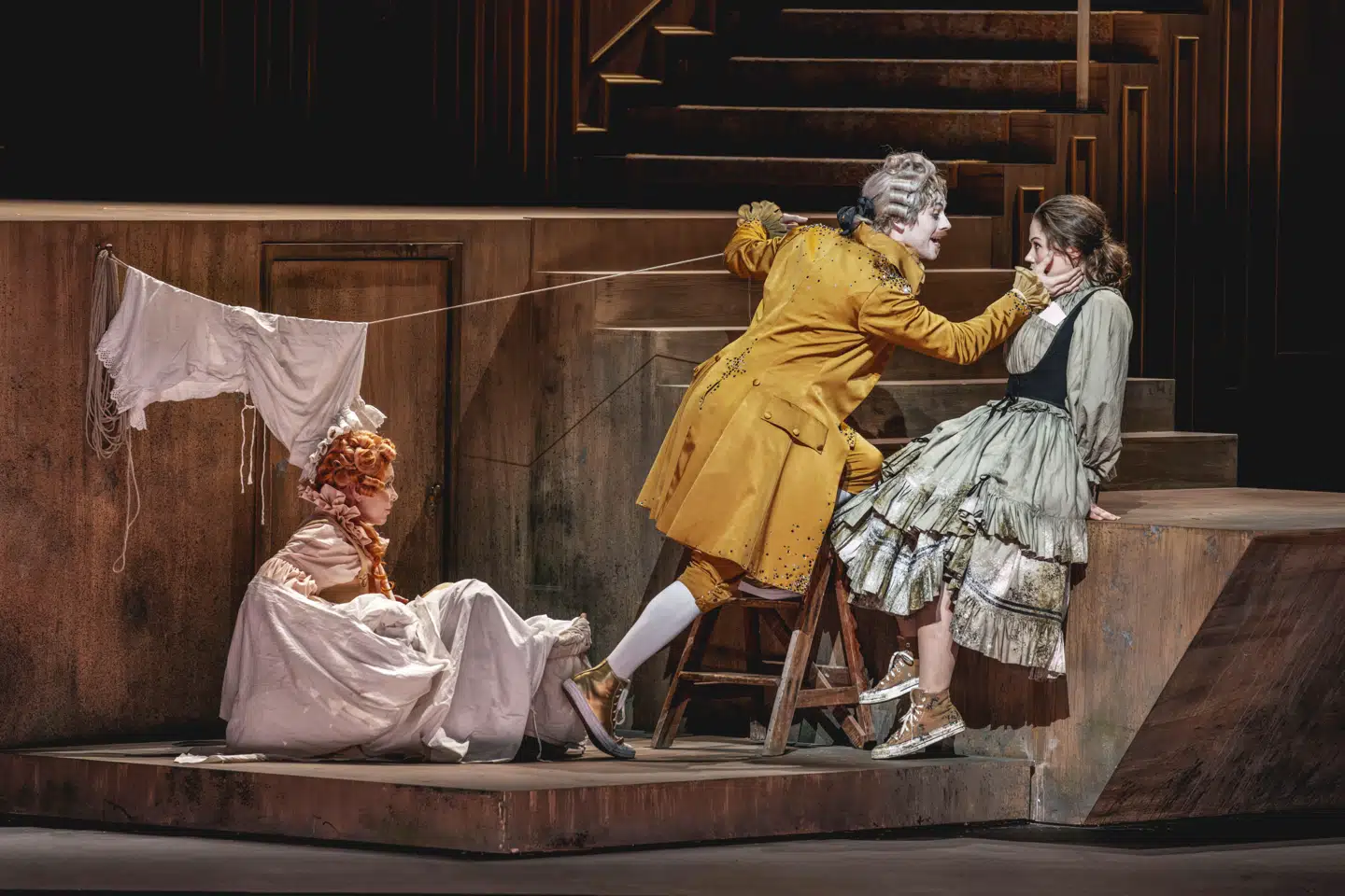 Greven gør kur til Susanna med pagen som vidne. Theodore Platt, Clara Cecilie Thomsen og Nina van Essen.