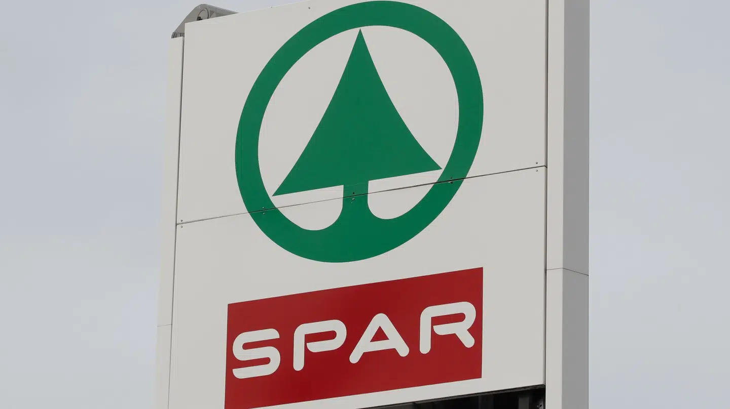 Borgere samler selv beløb ind til at købe og istandsætte eksisterende lokaler eller bygger en helt ny ejendom til at være købmandsbutik. De seneste år er der blandt andet oprettet ti Spar-butikker. En Spar passer til byer på cirka 1000 indbyggere. (Arkivfoto). Arnd Wiegmann/Reuters