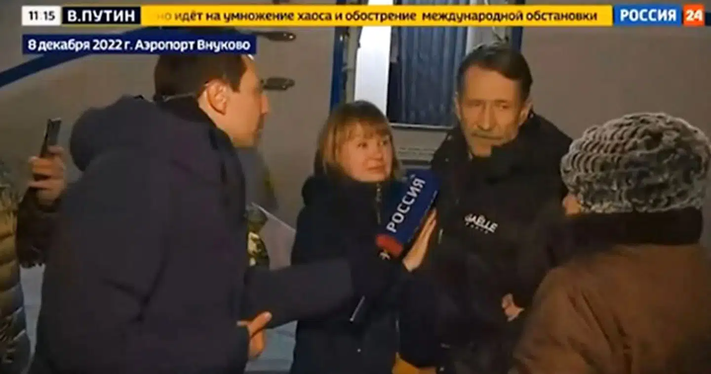 Russisk stats-tv sendte direkte, da Viktor But landede med privatfly i Moskva torsdag aften. Hans kone tog imod ham på landingsbanen.