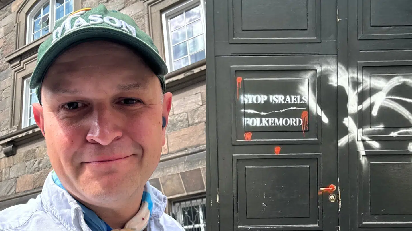 Stefan Kirkegaard Sløk-Madsen har oplevet, at Palæstina-aktivister klistrede hans dør til med klistermærker eller spraymalede den, fordi han flagede med Israel-flag.