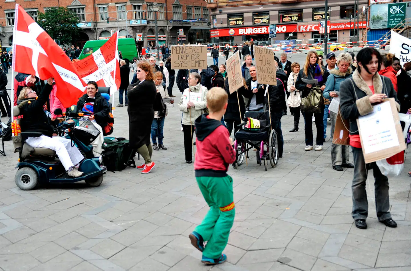 Naturligvis er folk i fleksjob fuldstændigt lige så uvurderlig en del af det arbejdende fællesskab som alle, der arbejder 37 timer eller mere om ugen, skriver Christian Borrisholt Steen. Her demonstrerer initiativet Stop Fleksjobreformen i 2012.