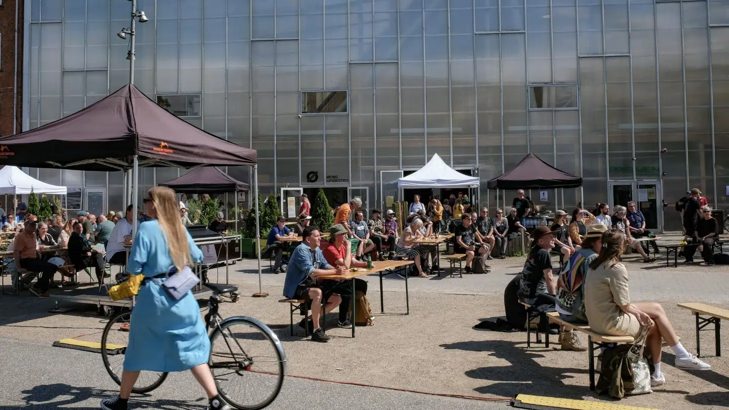 Prismen ligger i Holmbladsgade på Amager. Samme gade som den forbudte bande Loyal to Familia ifølge politiet har en aktiv afdeling.