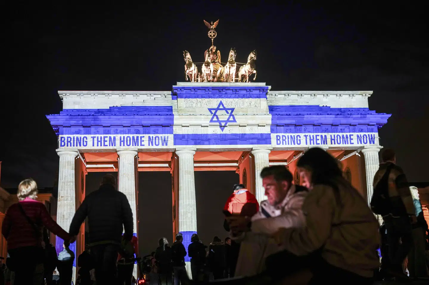 Brandenburg Tor farvet i Israels flag for at markere et-årsdagen for Hamas-angrebet i Israel den 7. oktober 2023.