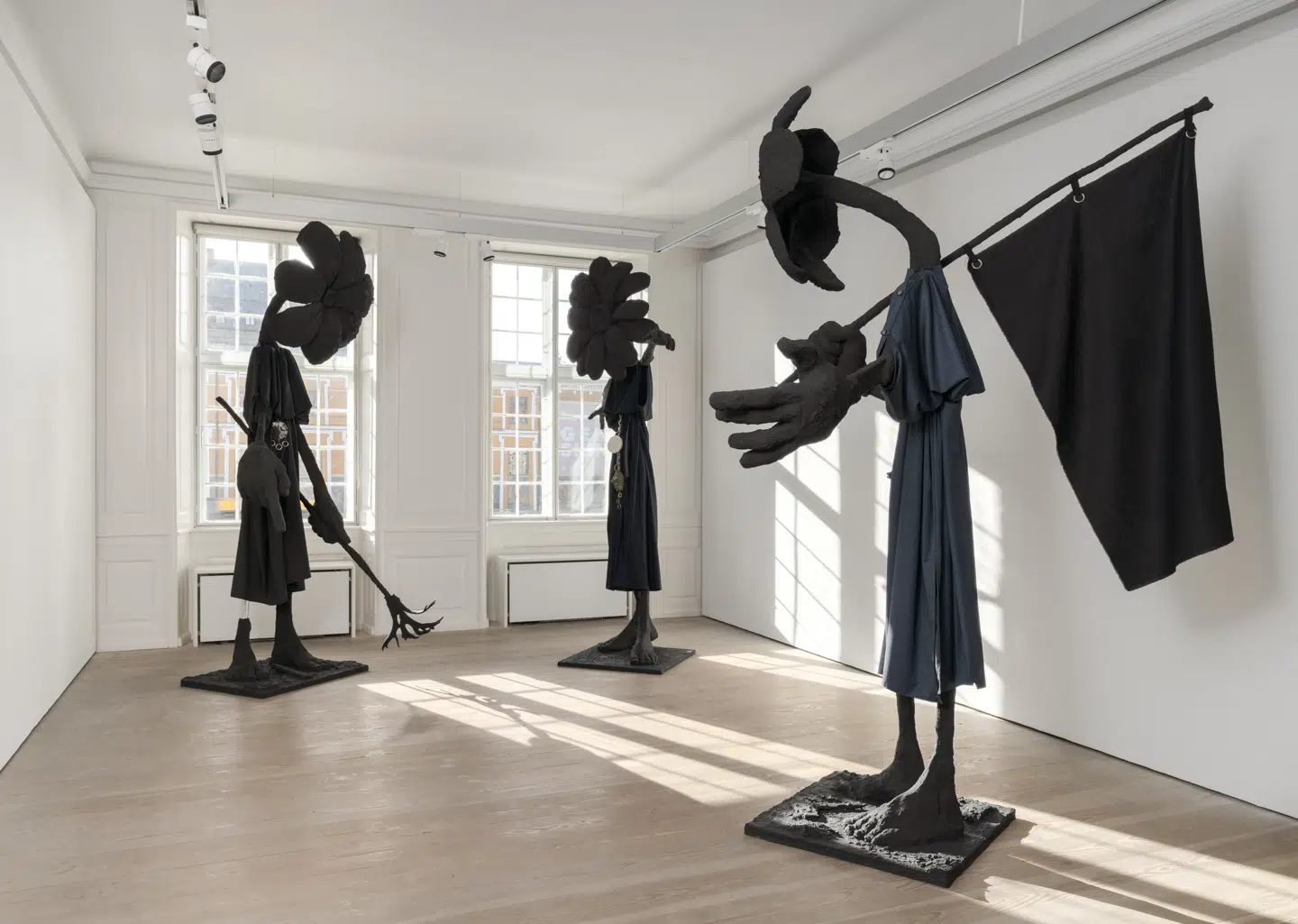 De uhyggelige, tegneserieagtige blomsterzombier byder den besøgende velkommen til »After the Sun«. Olof Marsja, »Pathfinder II«, 2023