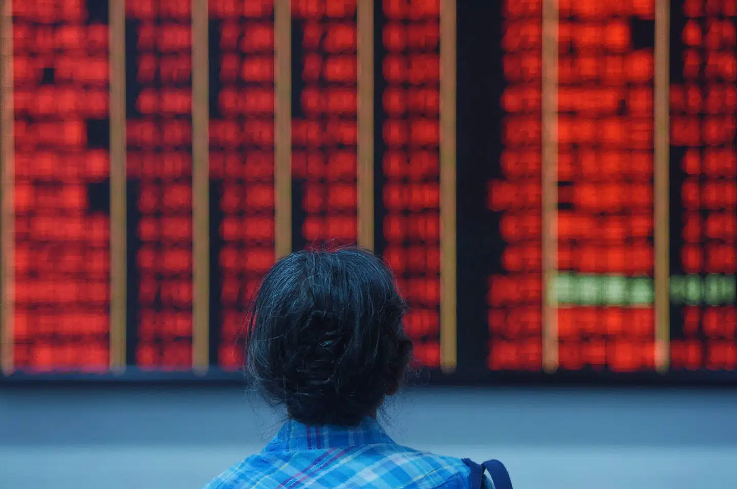 De kinesiske børser har været lukket en uge på grund af ferie, og det var ventet, at de ville åbne med en optur. Men der blev hurtigt gydet olie på vandene.