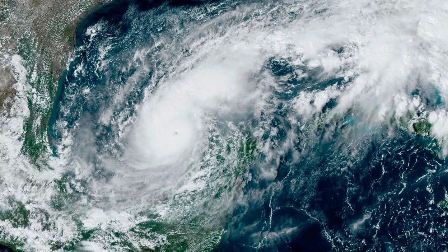 Milton er bevæger sig hen over Den Mexicanske Golf, mod øst.