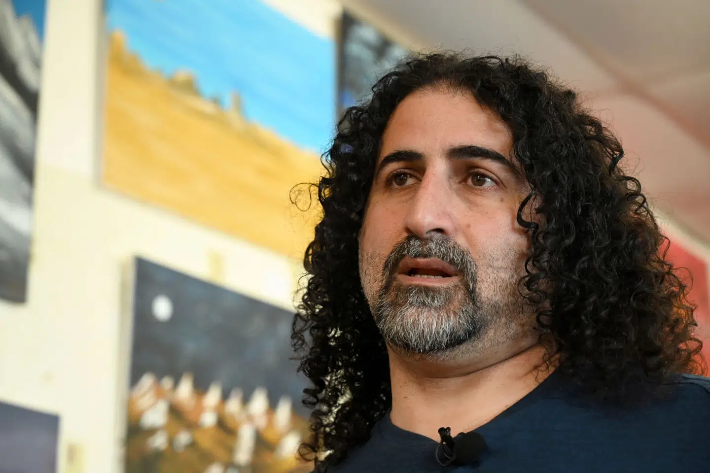 Omar bin Laden stiller her op til billede under udstilling i Le Teilleul i Frankrig i 2022. (Arkivfoto).