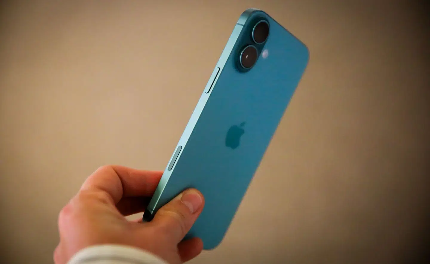 Den nye iPhone 16 har mere nyt i den billigste udgave end længe. Her er det en 16 Plus med en større skærm, men ellers identisk med 16.