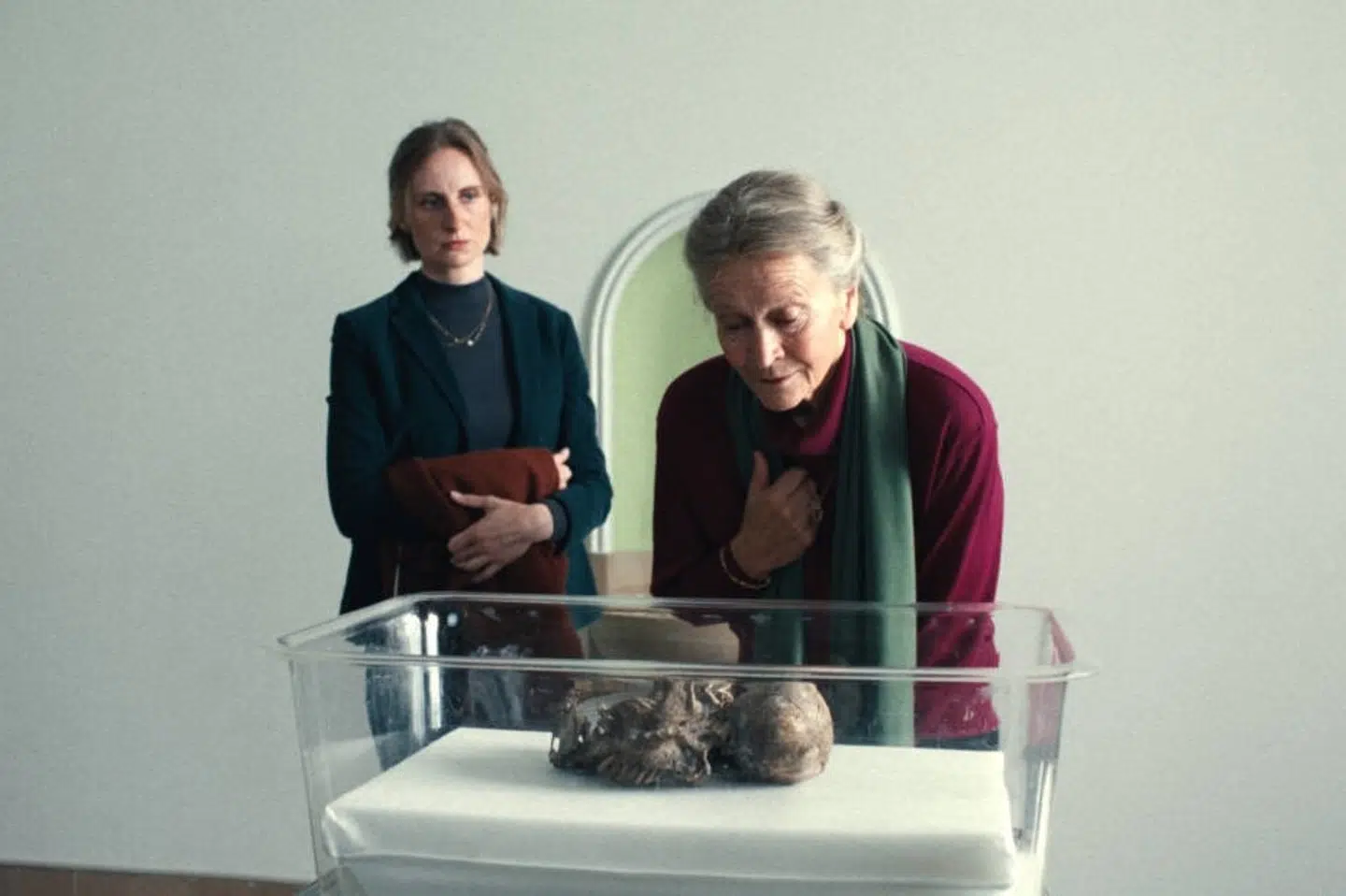 DR's nye fiktionsserie "Generationer" åbner med fundet af et mumificeret spædbarnslig under en renovering af en lejlighed. Familiens mormor påtager sig hurtigt ansvaret for drabet til stor undren for alle. Det bliver begyndelsen på optrevlingen af en række hemmeligheder. (PR-foto).