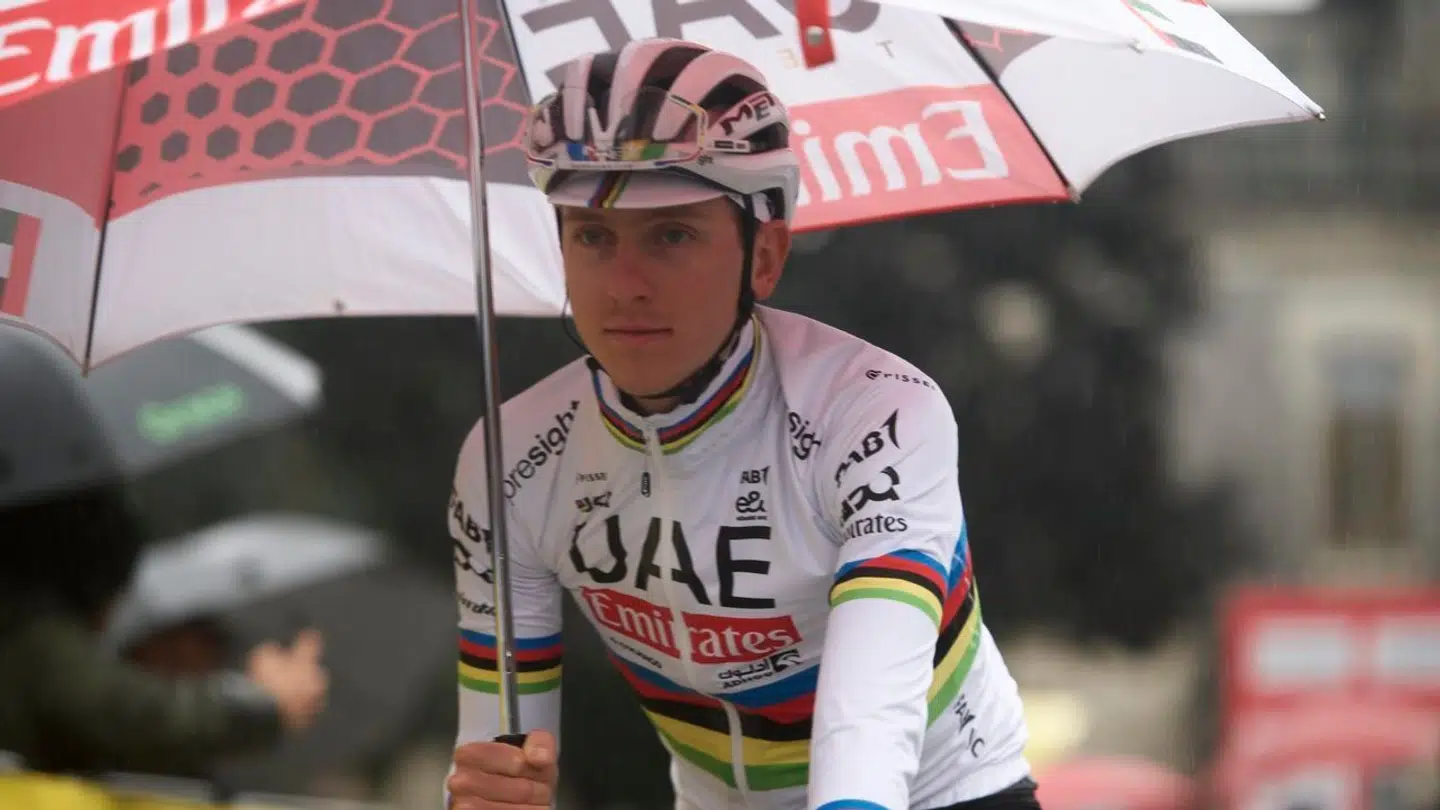 Tadej Pogacar fik kun kortvarigt lov at vise VM-trøjen frem i Norditalien.