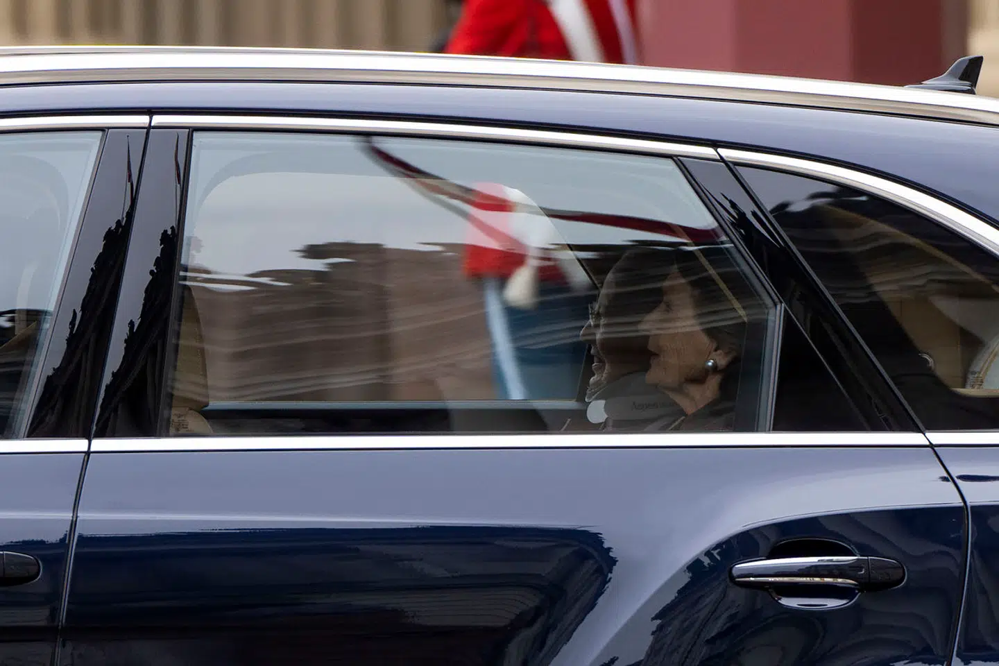 Dronning Margrethe blev – iført halskrave – kørt ind bag Amalienborgs porte for uofficielt at kunne møde den islandske præsident.