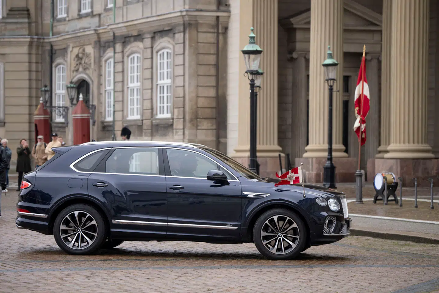 Dronning Margrethe blev - iført halskrave - kørt ind bag Amalienborgs porte for uofficielt at kunne møde den islandske præsident.