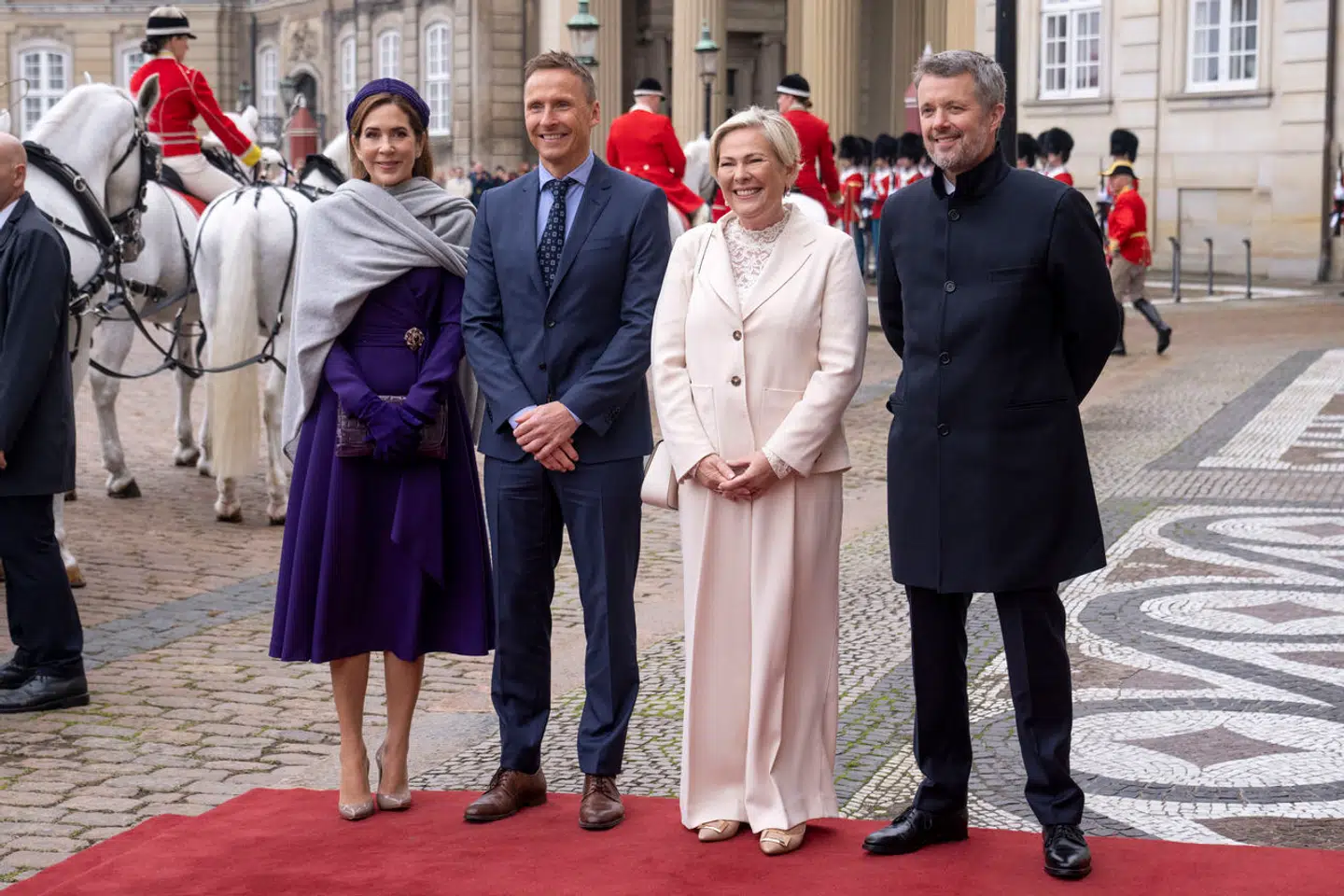 Kong Frederik og dronning Mary kørte i karet med Islands præsident Halla Tómasdóttir og hendes mand Björn Skúlason til Amalienborg, hvor der var officiel velkomst under statsbesøget.