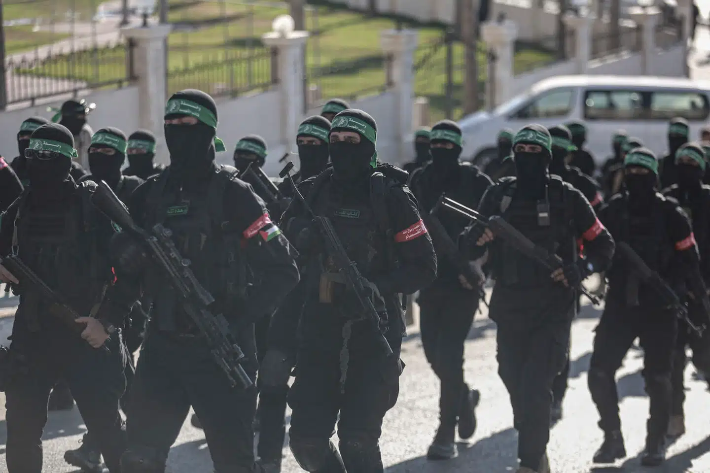 Medlemmer af Izz ad-Din al-Qassam-brigaderne, den militære fløj af den palæstinensiske, islamistiske Hamasbevægelse i Gaza-striben, deltager i en militærparade i 2022. Bevægelsen vil rejse sig igen, lover en af dens ledere i et nyligt interview.