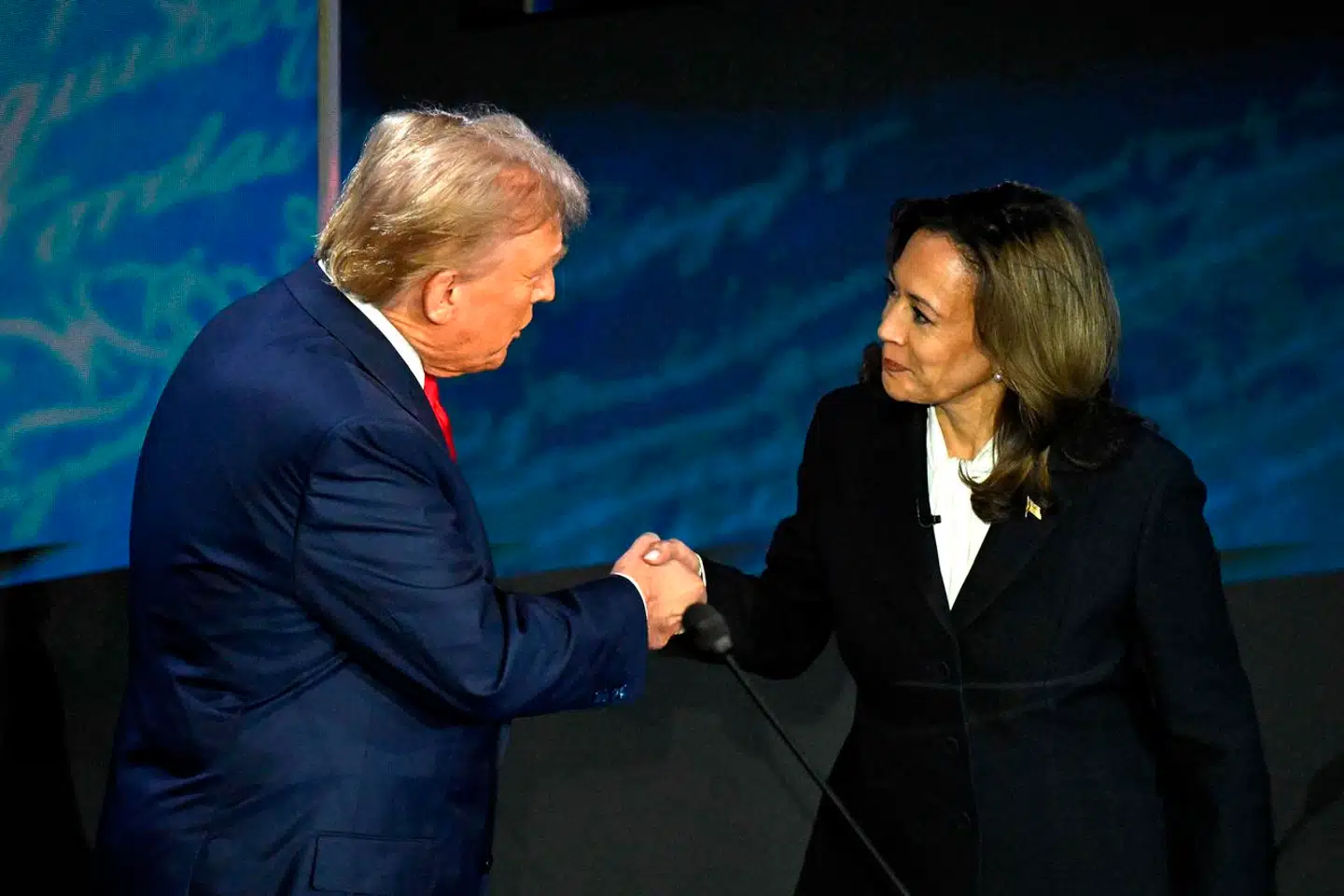 Donald Trump og Kamala Harris ved deres debat for en måned siden.