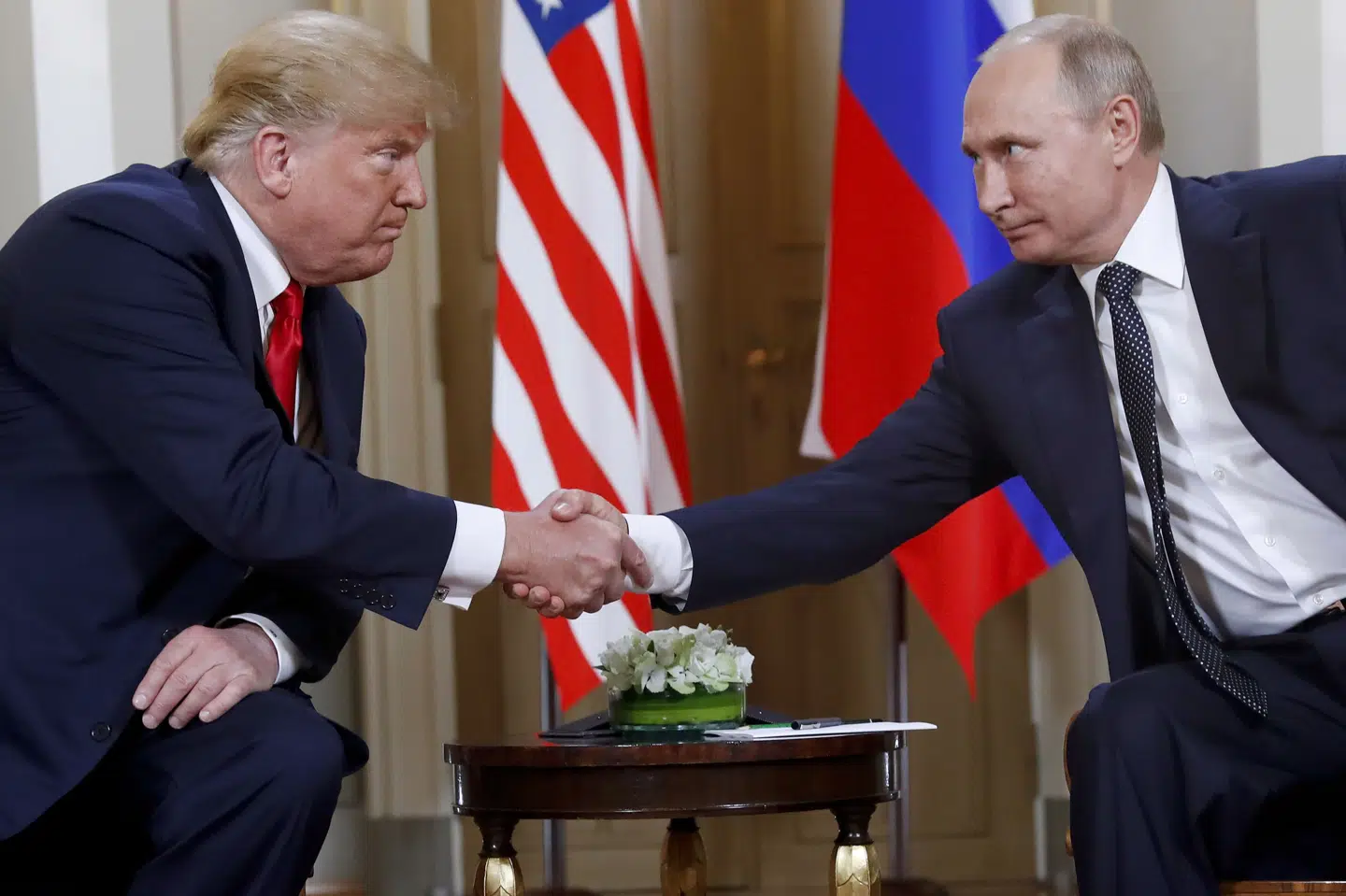 Trump og Putin giver hånd i Finland i 2018. (Arkivfoto).