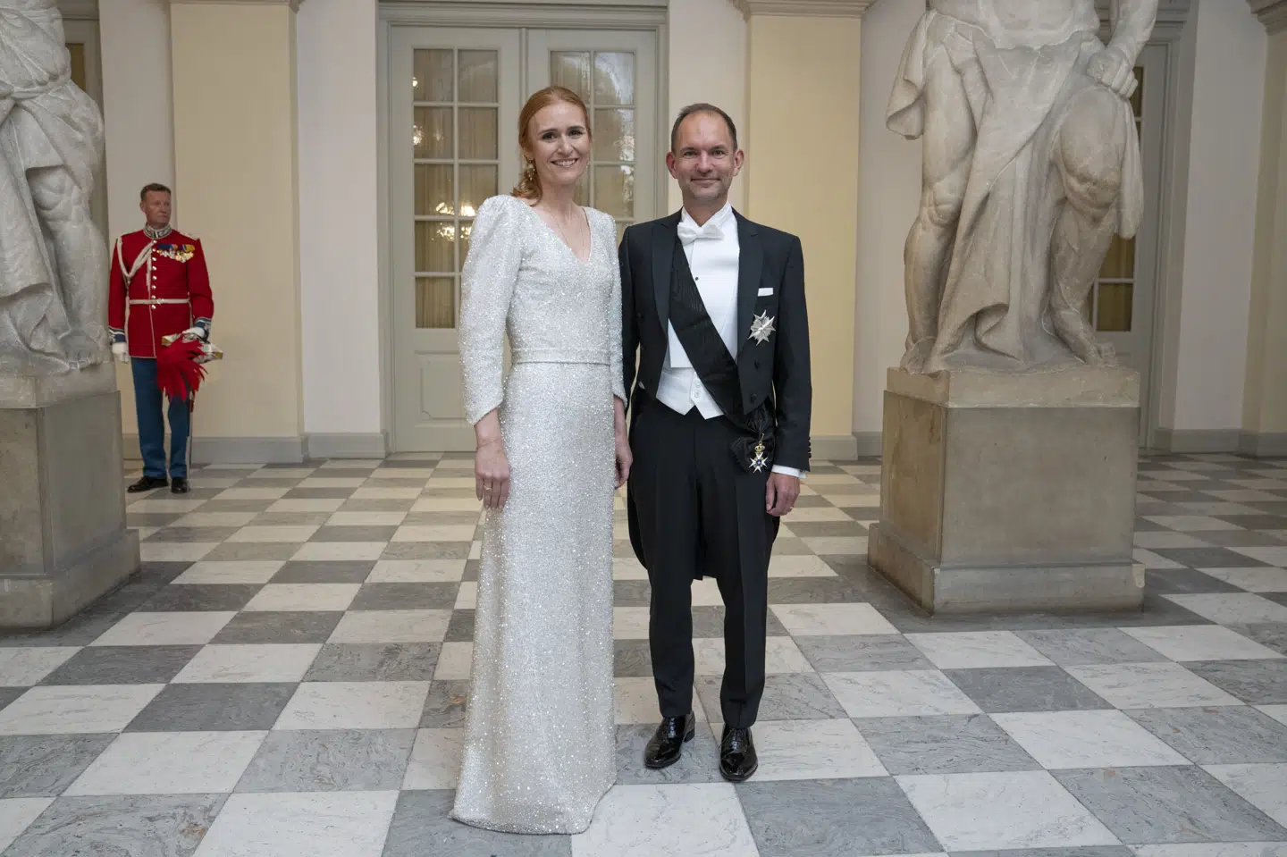 Minister for grøn trepart Jeppe Bruus (S) sidder ikke kun i politiske forhandlinger i disse tider. Tirsdag aften var han til gallataffel, hvor kong Frederik og dronning Mary var værter for Islands præsident på Christiansborg Slot.