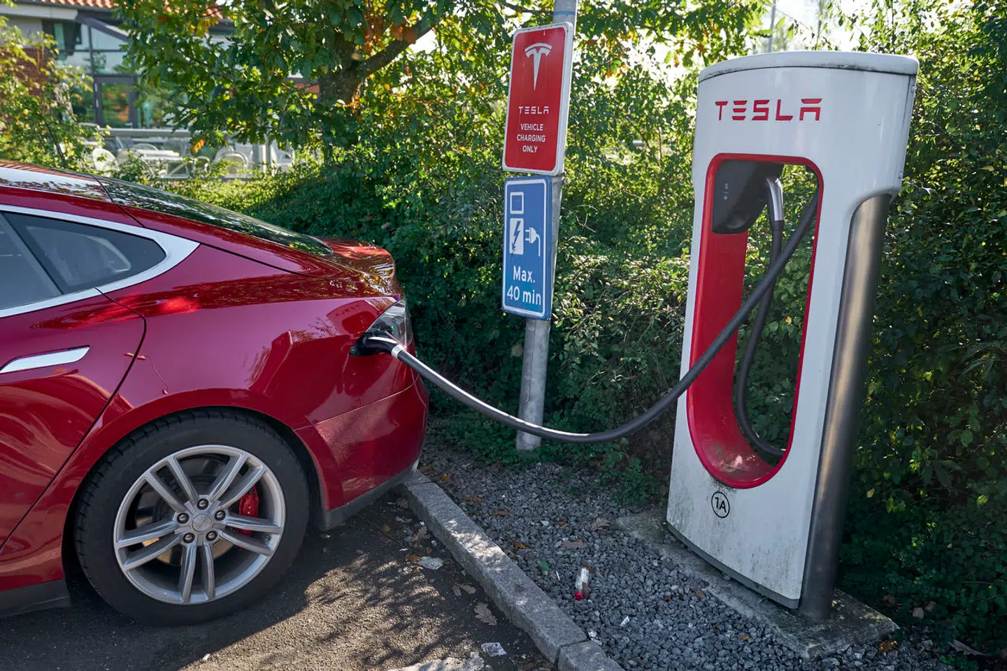 Ladetiden på elbiler kan bringes ned med de såkaldte superladere. Men der er endnu langt til, at elbilen kan komme videre på landevejen med samme hurtighed, som hvis man tanker en benzin- eller dieselbil op. Arkivfoto: Niels Ahlmann Olesen
