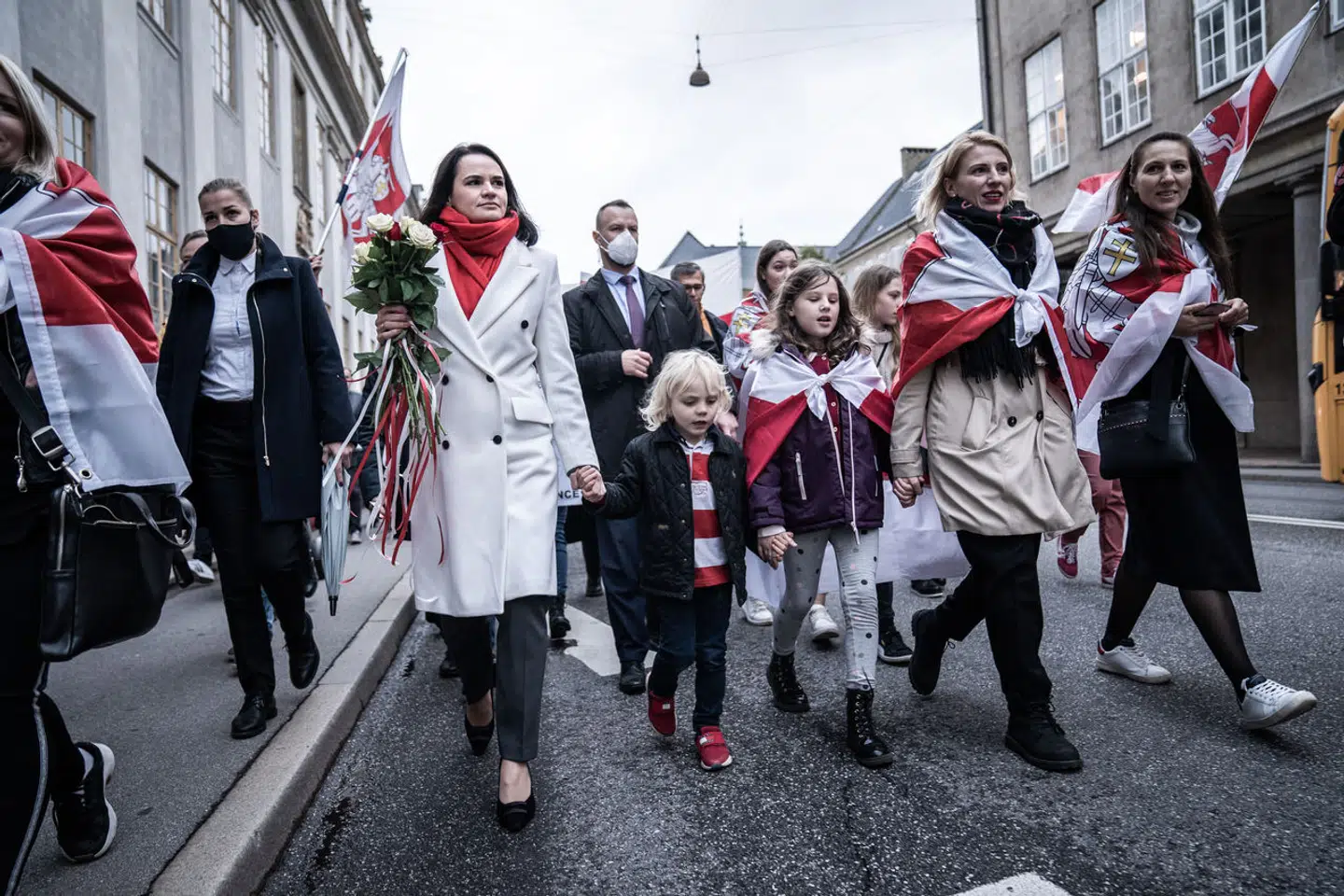 I 2020 gik Danmark forrest med støtte til demokratikampen i Belarus og oppositionslederen Svetlana Tikhanovskaja (i hvidt). I dag halter Danmark efter med at hjælpe de herboende belarusere, der nu er kommet i klemme for at have sat sig op mod regimet.