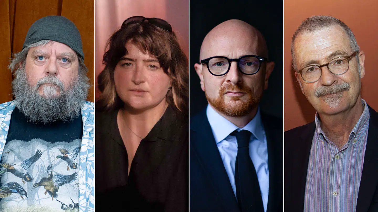 Anders Lund Madsen, Maya Tekeli, Mads Brügger og Adrian Hughes kender Danmarks Radio indefra. Deres kritik af public-servicemastodonten klinger enslydende: Den tykke suppe af mellemledere giver kreativiteten trange kår. De drømmer om flere søgsmål og mere debat.