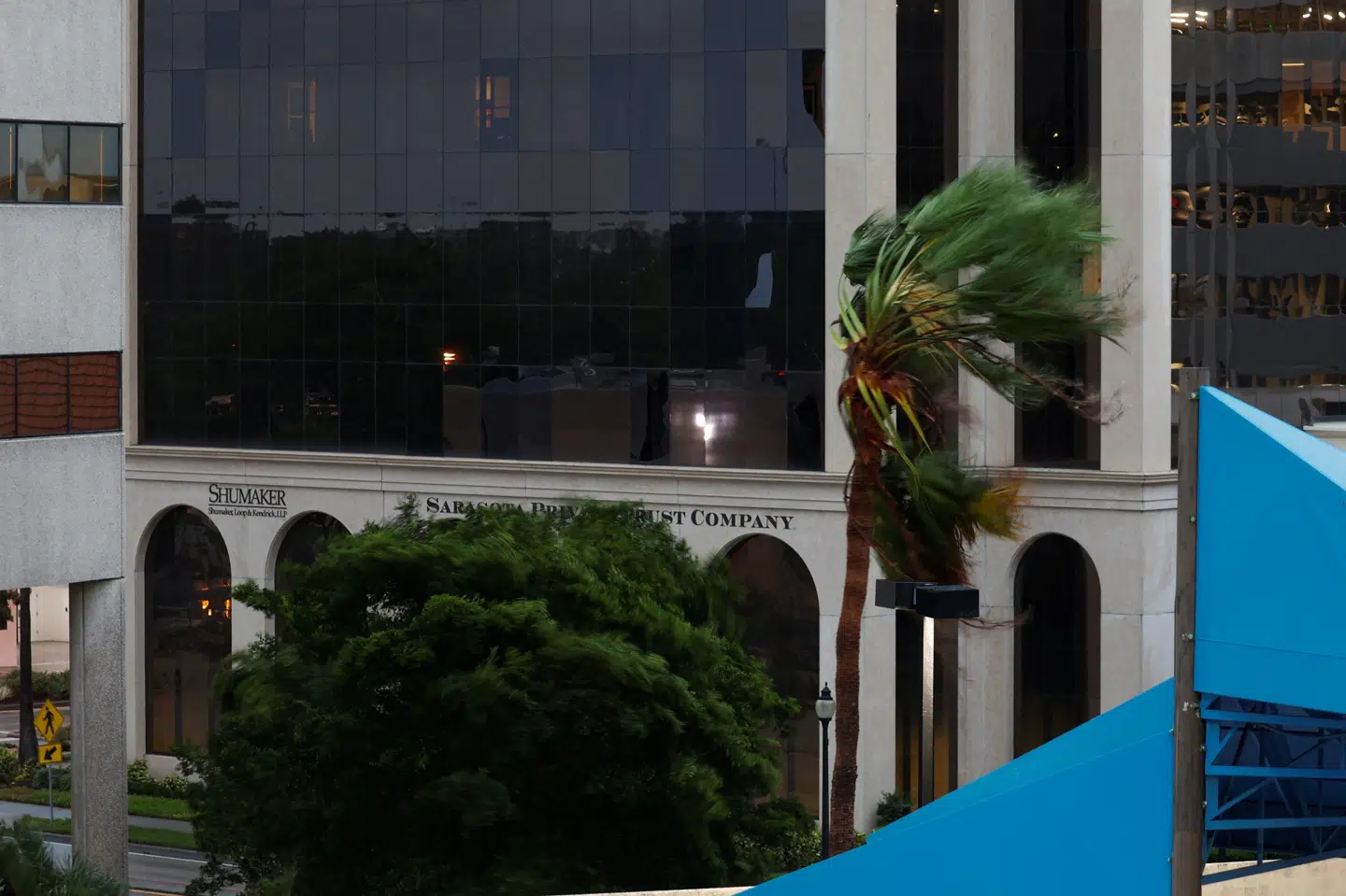 Der forventes stormflod og omfattende oversvømmelser på Florida's vestkyst, efter orkanen Milton natten til torsdag er gået i land.