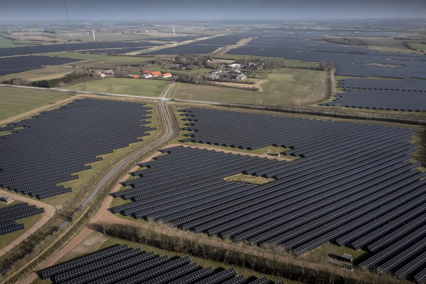 Enorme solcelleanlæg som dette på 340 hektar, der omkranser den lille landsby Hjolderup vest for Aabenraa, er nogle af de ting, der ikke er tænkt ind i den grønne trepart.