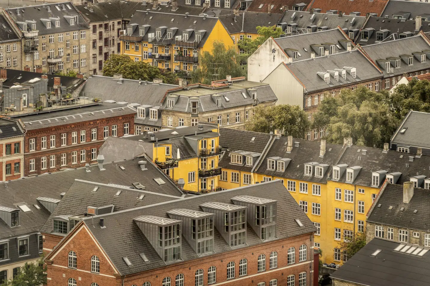 I september kostede en ejerlejlighed i København eller på Frederiksberg i gennemsnit 54.965 kroner per kvadratmeter. Her ses udsigten ud over København fra Mærsk Tårnet i september 2023. (Arkivfoto).